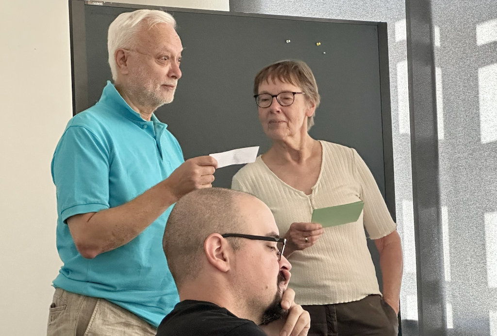 Drei Teilnehmende des Treffens der DBU-Einzelmitglieder im Liborianum in Paderborn im gemeinsamen Austausch.