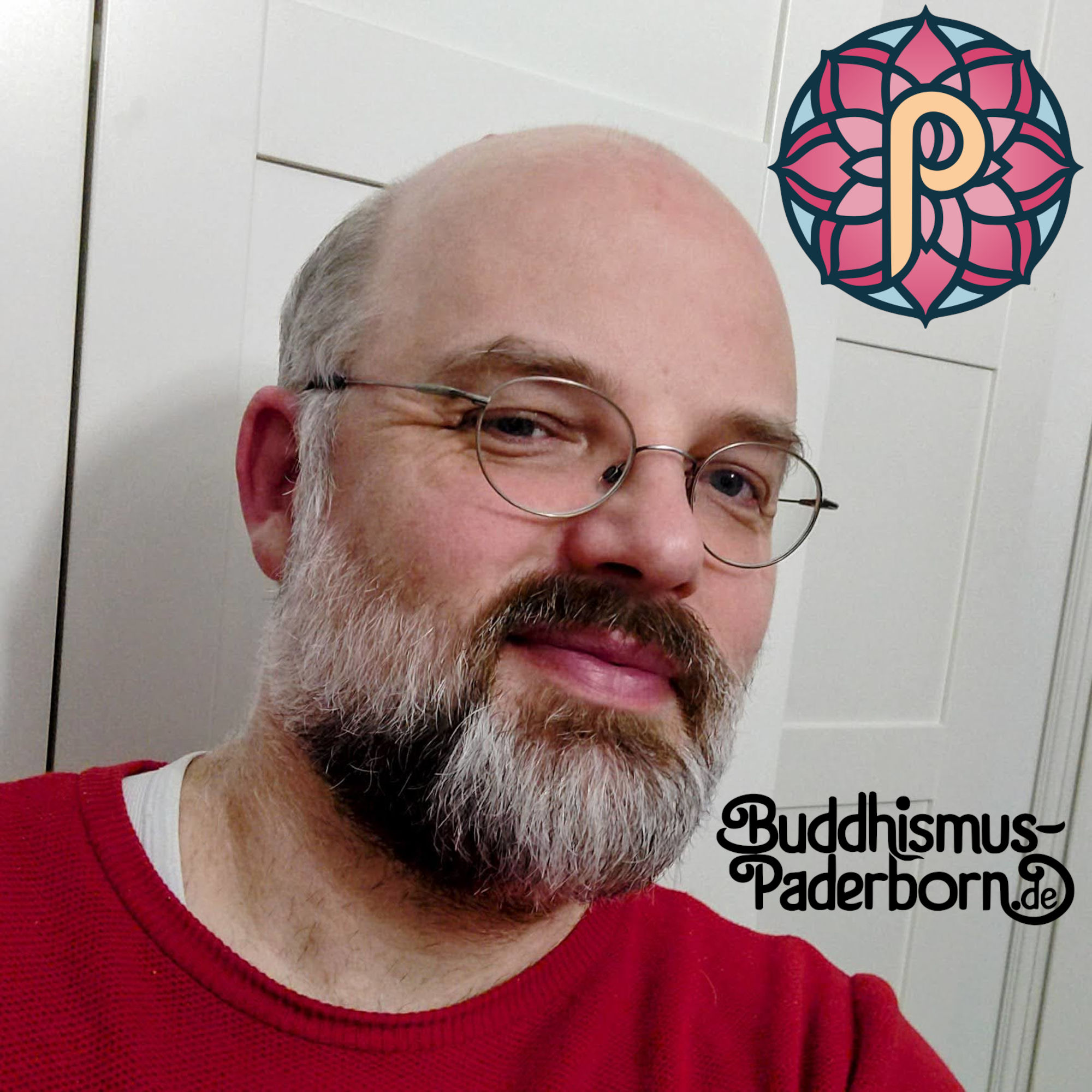Alexander Rüther lächelt in die Kamera. Das Logo und der Schriftzug von Lotuspfad Paderborn ist zu sehen.
